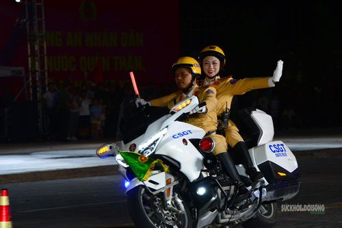 Nữ cán bộ CSGT tham gia màn mô tô hộ tống tại lễ khai mạc.
