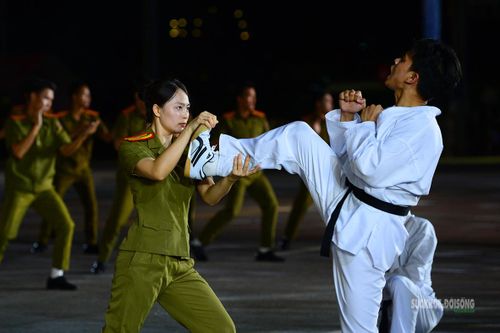 Màn biểu diễn võ thuật thể hiện bản lĩnh, kỹ năng của lực lượng CAND.