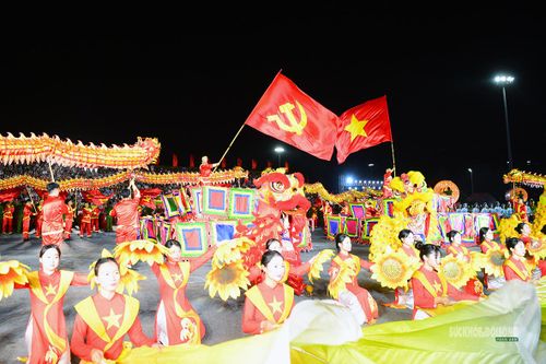 Không khí rực rỡ sắc màu trong chương trình nghệ thuật chào mừng hội thao.
