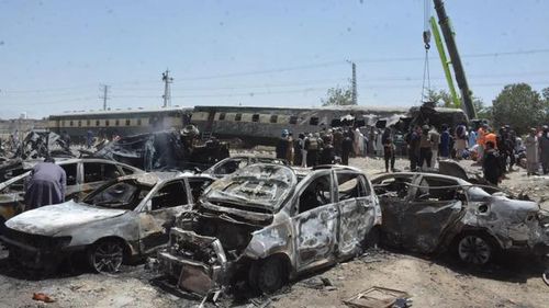 Nhiều phương tiện dân sự bị thiêu rụi do ảnh hưởng từ vụ đánh bom đoàn tàu tại Balochistan. Ảnh: Getty Images