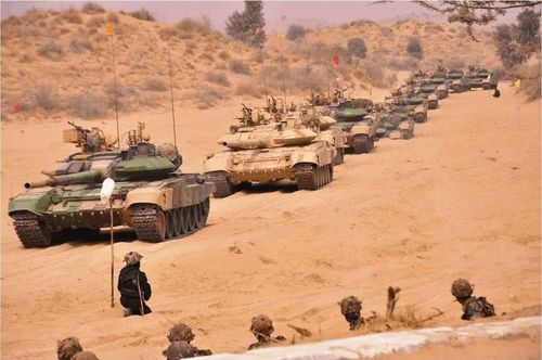Ấn Độ đã ký hợp đồng đầu tiên về việc nhập khẩu xe tăng T-90S vào năm 2001. Văn bản này quy định việc thành lập cơ sở sản xuất theo giấy phép với số lượng 1.000 chiến xa.