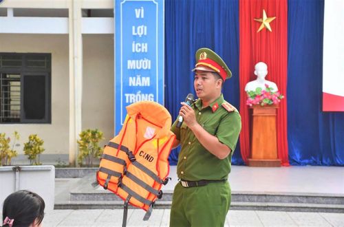 Công an TP Đà Nẵng hướng dẫn các em học sinh cách mặc áo phao. Ảnh: CA Đà Nẵng.