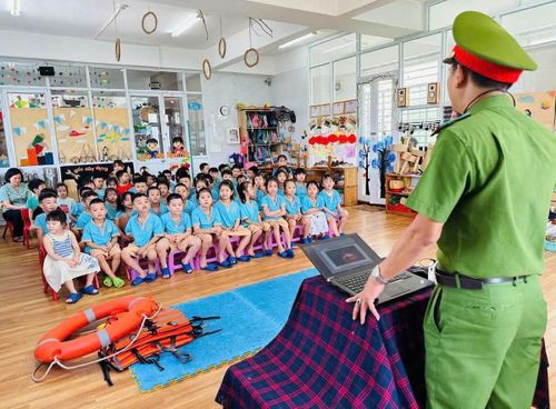 Lực lượng Công an TP Đà Nẵng hướng dẫn trẻ em về kỹ năng phòng chống đuối nước vào mùa hè. Ảnh: CA Đà Nẵng.