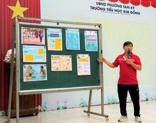 Cán bộ của phường Tam Kỳ hướng dẫn kỹ năng bơi lội cho học sinh. Ảnh: TT.