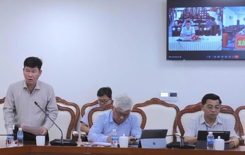Ông Phạm Minh Tân, Giám đốc Ban Quản lý dự án đầu tư xây dựng tỉnh phát biểu tại buổi làm việc.