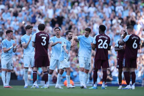 Khi rời sân ở phút 59, Silva được cầu thủ Man City lẫn Aston Villa xếp hàng vỗ tay vì những thành tựu ấn tượng trong sự nghiệp.