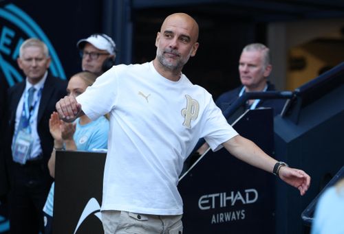 Trước trận gặp Aston Villa, Guardiola xác nhận rời Man City khiến dư luận bất ngờ. Nhiều CĐV trên khán đài từng giăng biểu ngữ kêu gọi cựu HLV Barcelona ở lại CLB thêm nhiều năm nhưng bất thành.
