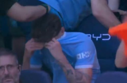 Sau đó, Stones một lần nữa rơi nước mắt khi trở lại cabin huấn luyện. Man City là nơi trung vệ này gắn bó từ năm 2016 với tổng cộng 294 lần ra sân.