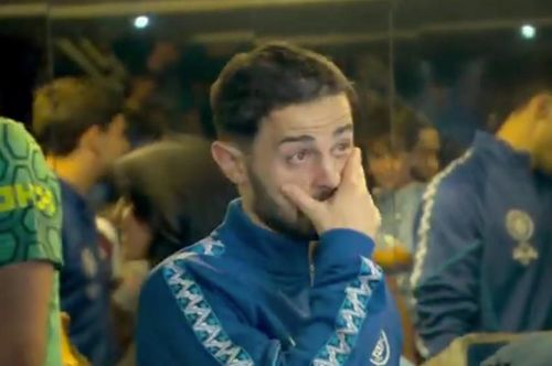 Tiền vệ Bernardo Silva được HLV Pep Guardiola trao băng đội trưởng ở trận thua 1-2 trước Aston Villa tại vòng 38 Premier League tối 24/5. Trong đường hầm chuẩn bị ra sân, tuyển thủ Bồ Đào Nha không kiềm được nước mắt trước trận đấu cuối cùng cho Man City.