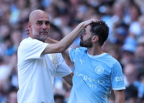 Guardiola chúc mừng Silva khi tiền vệ này rời sân. Tuyển thủ Bồ Đào Nha là một trong những công thần giúp cựu HLV Barcelona thâu tóm hàng loạt danh hiệu.