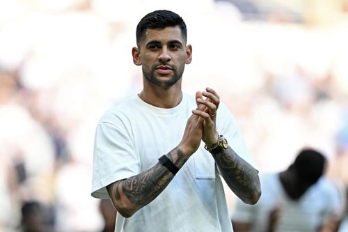  Trung vệ đội trưởng Cristian Romero có mặt tại Tottenham Hotspur Stadium để cổ vũ đồng đội. Trước đó, anh gây tranh cãi khi trở về quê nhà Argentina dưỡng thương và tưởng như đã vắng mặt ở cuộc đối đầu Everton. 