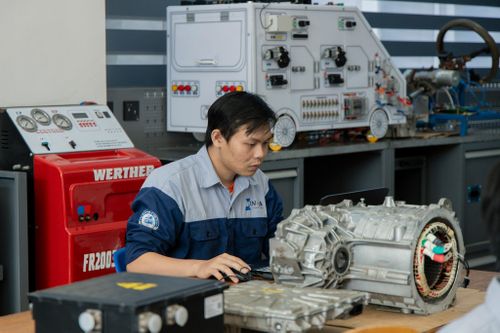 Sinh viên kỹ thuật tại Đại học Công nghệ Kỹ thuật TP.HCM. Ảnh: Phương Lâm.