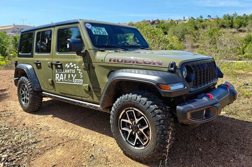  Mẫu SUV địa hình Jeep Wrangler mới sử dụng động cơ I4 2.0L Turbo, cho công suất tối đa 270 mã lực, mô-men xoắn cực đại 400 Nm. Đi cùng động cơ này là hộp số tự động 8 cấp và hệ dẫn động 4x4 đặc trưng của Jeep. Phiên bản Rubicon được trang bị hệ thống khóa vi sai cầu trước và sau, ngắt thanh cân bằng điện tử cùng chế độ Off-Road+, cho phép chinh phục hiệu quả các địa hình phức tạp như bùn lầy, đá hộc hoặc dốc trơn trượt. 