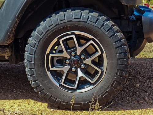  Cận cảnh bộ mâm hợp kim 17 inch trên Jeep Wrangler Rubicon, đi cùng bộ lốp off-road. 
