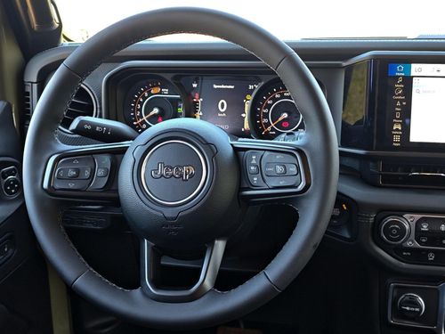  Vô lăng tròn 3 chấu trên Jeep Wrangler tích hợp các phím điều khiển chức năng, có thêm chức năng sưởi. 