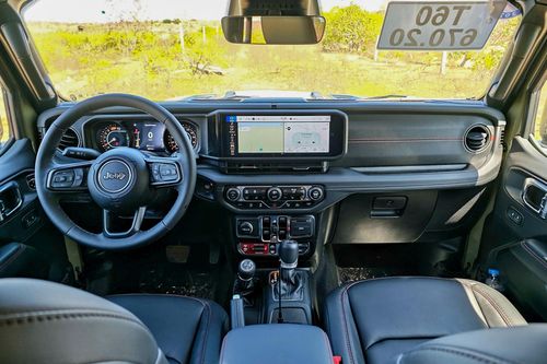  Khoang lái Jeep Wrangler mới tại Việt Nam được phát triển theo định hướng cân bằng giữa khả năng vận hành off-road và nhu cầu sử dụng hàng ngày. 