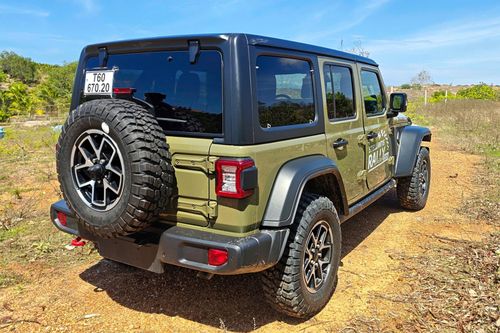  Jeep Wrangler mới sở hữu góc tới 43,9 độ, góc thoát 37 độ và góc vượt đỉnh dốc 22,6 độ, đi cùng khả năng lội nước 762 mm và khả năng kéo tải đến 2.268 kg. 
