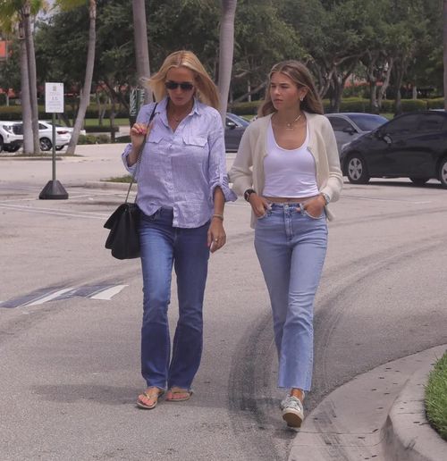Hai mẹ con Vanessa Trump dạo phố. Ảnh: SplashNews.