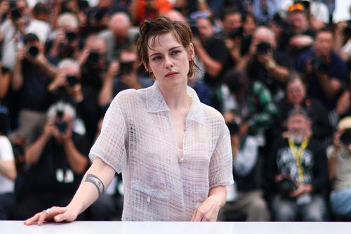  Nữ diễn viên Kristen Stewart cũng nhiều lần chống đối quy định trang phục khắt khe của liên hoan phim. Cô từng tháo giày cao gót, đi chân trần trên thảm đỏ sự kiện, ngầm phá vỡ quy định về trang phục mang nặng định kiến giới của Cannes. Năm nay, Kristen Stewart xuất hiện tại buổi chụp hình phim Full Phil trong set trang phục Chanel xuyên thấu. Khi quan sát nhanh, nhiều người tưởng cô không mặc nội y bên trong. Nhà tạo mẫu Tara Swennen chia sẻ với Vogue rằng Stewart thực chất diện tank top và short màu nude, khiến tổng thể “trông táo bạo hơn thực tế”. Ảnh: Reuters. 