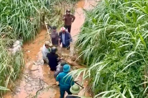 Hàng trăm người đang tích cực tìm nữ sinh dọc khu vực con suối và vùng hạ lưu. Ảnh: Tiền Phong.