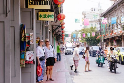 Du khách quốc tế dạo chơi Song Wat, Bangkok, Thái Lan, hồi cuối tháng 4.