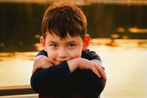  Trẻ ít cười, kém tương tác, thích chơi một mình hoặc chậm nói kéo dài có thể là dấu hiệu cảnh báo tự kỷ từ rất sớm. Ảnh: Unsplash. 