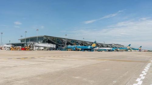  Toàn bộ khu bay Nội Bài rộng lớn với nền bê tông hấp thụ nhiệt diện rộng không khác gì một "chiếc chảo rang khổng lồ". 