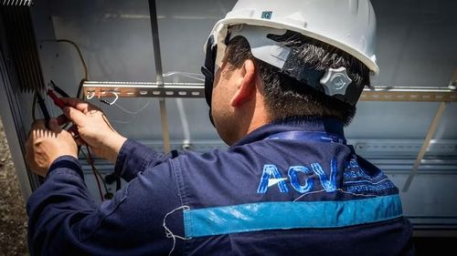  Nhân viên thực hiện bảo dưỡng, kiểm tra hệ thống biển báo tín hiệu, hệ thống đèn tiếp cận dưới nắng nóng gay gắt tại sân bay Nội Bài. 