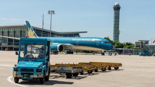  Dưới thời tiết nắng nóng, sân bay Nội Bài đã chủ động tính toán, sắp xếp ca kíp linh hoạt bởi sức khỏe của người lao động luôn là ưu tiên hàng đầu. 