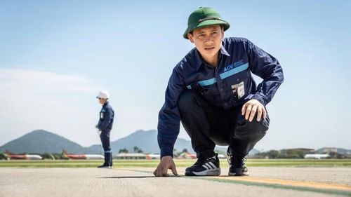  Thời điểm nắng gắt cũng là lúc các đội ngũ phải tăng tốc làm việc để đảm bảo mọi công trình, hạng mục bảo dưỡng trong khu bay hoàn thành đúng tiến độ. 