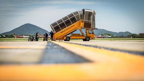  Cùng nhiệt độ thời tiết ngoài trời, sức nóng phả ra từ động cơ của các tàu bay đang khai thác, không khí tại đây trở nên bỏng rát, ngột ngạt đến nghẹt thở. 