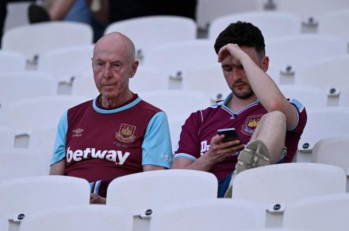 CĐV West Ham ngán ngẩm trên sân.