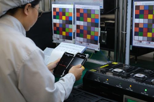 Nhân sự kiểm tra chất lượng điện thoại tại nhà máy HONOR. Ảnh: Thế Duyệt.