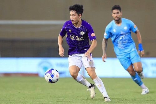 Hà Nội FC (trái) đang có lợi thế trong cuộc đua vào tốp 3