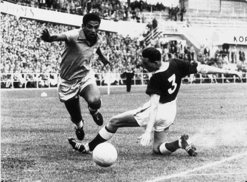 Pele 17 tuổi ghi bàn đầu tiên vào lưới Xứ Wales, mở ra kỷ nguyên “Vua bóng đá” tại World Cup 1958