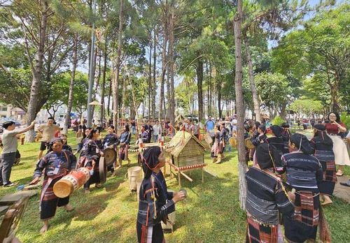 Không gian trình diễn văn hóa nghệ thuật dân gian của các dân tộc ở Gia Lai thu hút đông đảo du khách tham quan, trải nghiệm