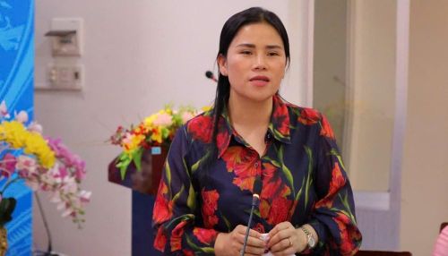 , Bà Bạch Thị Mân, Phó Giám đốc Sở VHTTDL tỉnh Quảng Ngãi trao đổi tại buổi họp báo