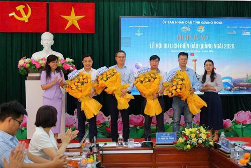 Lãnh đạo Sở VHTTDL tỉnh Quảng Ngãi tặng hoa cho các nhà tài trợ Chương trình Carnival
