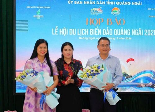Đại diện lãnh đạo Sở VHTTDL tỉnh Quảng Ngãi tặng hoa cho các nhà tài trợ