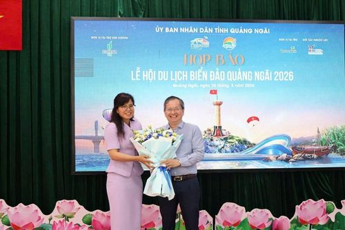 Lãnh đạo Sở VHTTDL tỉnh Quảng Ngãi tặng hoa cho đại diện lãnh đạo Tổng Công ty Lọc hóa dầu Việt Nam (BSR) là nhà tài trợ kim cương cho sự kiện