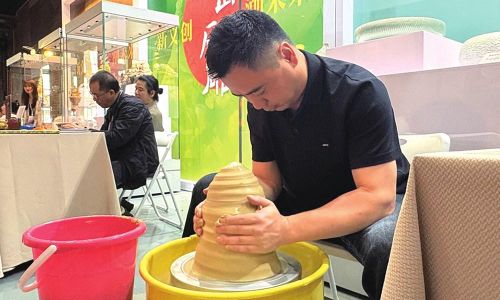 Một nghệ nhân thuộc lĩnh vực Di sản Văn hóa Phi vật thể đang chế tác một tác phẩm gốm sứ