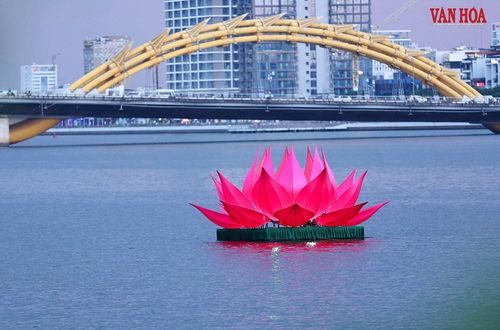 Trong những ngày diễn ra tuần lễ Phật đản, hệ thống hoa sen sẽ được thắp sáng liên tục mỗi đêm đến hết ngày Rằm tháng Tư (31.5.2026), phục vụ người dân và du khách tham quan, thưởng lãm