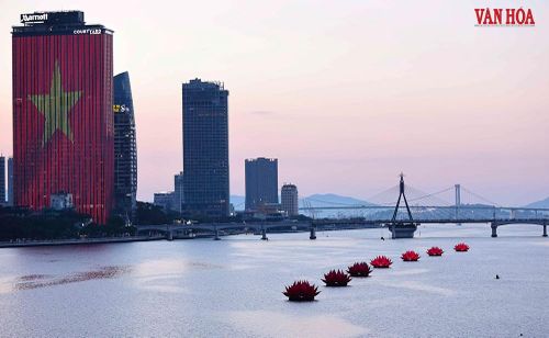 Theo Ban Trị sự Giáo hội Phật giáo Việt Nam TP. Đà Nẵng, trong kinh điển và truyện tích Phật giáo, khi Đức Phật Thích Ca Mâu Ni đản sinh tại vườn Lâm Tỳ Ni, Ngài đã đi 7 bước, mỗi bước đều được nâng đỡ bởi hoa sen thanh tịnh. Hình tượng ấy qua nhiều thế kỉ trở thành biểu tượng thiêng liêng của Phật giáo, thể hiện con đường chuyển hóa khổ đau, hướng con người đến giác ngộ và giải thoát