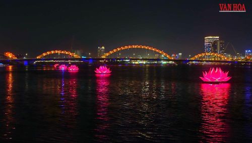 Ánh sáng từ 7 đóa sen phản chiếu trên mặt nước tạo nên khung cảnh huyền ảo, trang nghiêm nhưng vẫn gần gũi, để lại nhiều cảm xúc cho người dân và du khách trong mùa Phật đản năm nay