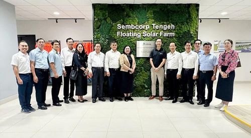 Đoàn công tác tại mô hình trang trại điện mặt trời nổi trên mặt nước của Tập đoàn Sembcorp Industries Ltd - Ảnh: VGP/Hồng Ngoan