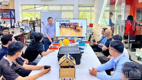 CiNEC Cà Mau cùng các đơn vị liên quan thăm và làm việc tại Phòng thí nghiệm Tính toán Hiệu năng cao thuộc Đại học Bách khoa Thành phố Hồ Chí Minh.