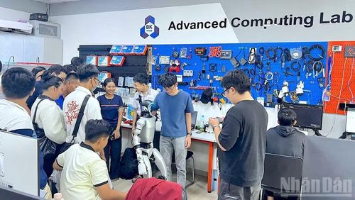 CiNEC Cà Mau cùng các đơn vị liên quan tham quan tại Phòng thí nghiệm Tính toán Hiệu năng cao thuộc Đại học Bách khoa Thành phố Hồ Chí Minh.