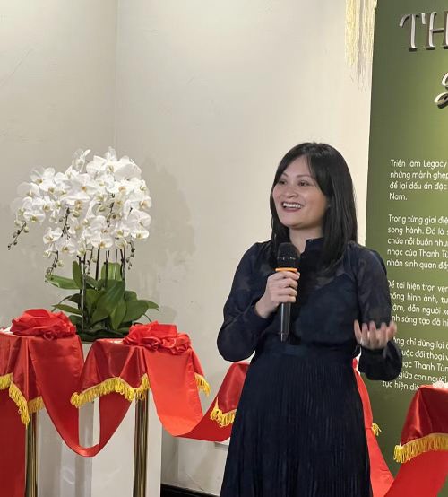 Chị Bạch Dương, con gái của nhạc sĩ Thanh Tùng, phát biểu trong buổi khai mạc Triển lãm. Ảnh: An Trung