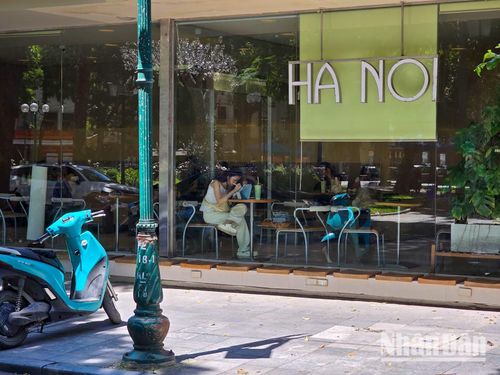 Nhiều hàng quán cà-phê, nước giải khát vắng bóng khách ngồi ở những không gian mở. Khách dùng có xu hướng chọn lựa những quán xá có trang bị điều hòa máy lạnh để thưởng thức đồ uống, trò chuyện hay làm việc.