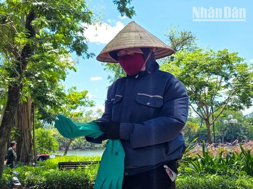 Những ngày này, những chiếc áo bảo hộ có gắn quạt điều hòa như thiết bị “cứu cánh” giúp các công nhân môi trường đô thị cảm thấy dễ chịu hơn khi làm việc dưới nắng nhiều giờ.